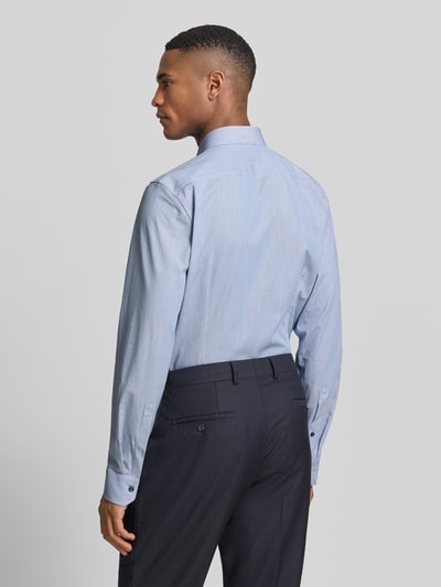 Mannelijk model draagt Super Slim Fit Business-Hemd met Kentkraag van OLYMP No. Six, katoenmix met stretch, rugaanzicht, detailopname