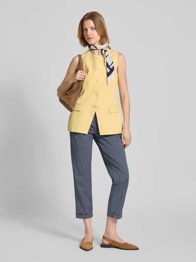 Frauenmodel trägt Straight Fit Chino in verkürzter Passform von MAC, Elastischer Baumwoll-Mix, blaugrau, Bund mit Eingriff- und Gesäßtaschen, Knopf- und Reißverschluss, Ganzkörperansicht von vorne.