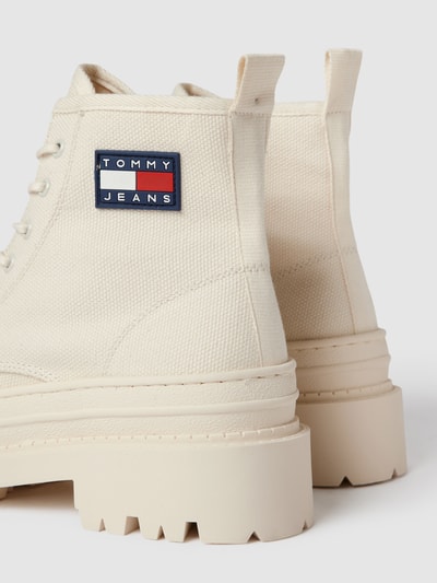 Tommy Jeans Buty sznurowane z naszywką z logo model ‘Tommy Jeans Foxing Boot’ Złamany biały 3