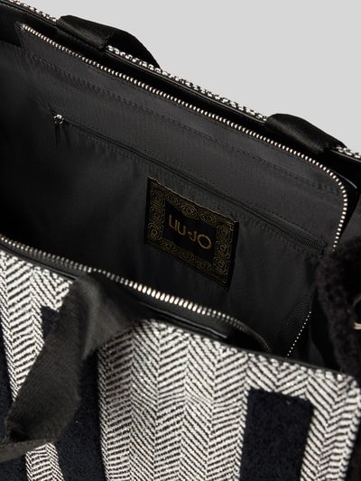 Produktfoto, Tote Bag mit Label-Details von Liu Jo White, czarno-biała tkanina, Główna przegroda z zamkiem błyskawicznym, odpinany pasek na ramię, uchwyty, przegródka wewnętrzna zapinana na zamek błyskawiczny, detal z logo, Szerokość w rozmiarze 1: 42 cm, Długość w rozmiarze 1: 30 cm, Głębokość w rozmiarze 1: 20 cm, Długość paska na ramię w rozmiarze 1: 42 cm.