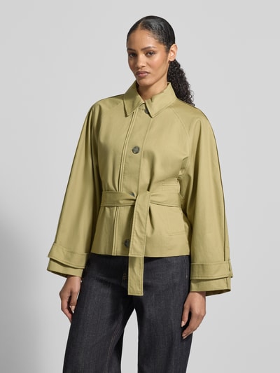 Frauenmodel trägt Trenchcoat mit Bindegürtel und Ärmelriegeln von JAKE*S STUDIO WOMAN aus Reine Baumwolle, Regular-Fit, Knopfleiste, Ganzkörperansicht von vorne.