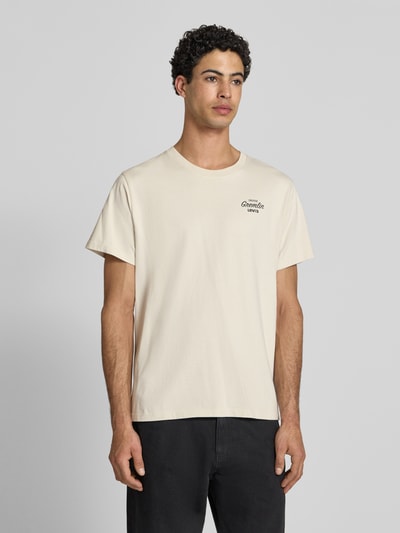 Männermodel trägt Relaxed Fit T-Shirt aus reiner Baumwolle von Levi's®, Optik: Unifarben, Label-Schriftzug, Ganzkörperansicht von vorne.