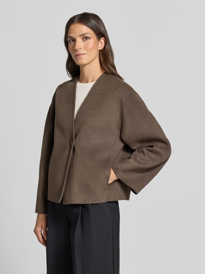 Frauenmodel trägt Regular Fit Blouson aus Woll-Mix von Jake*s Collection in Braun, glatte Textur, lockere Form, Ganzkörperansicht von vorne.
