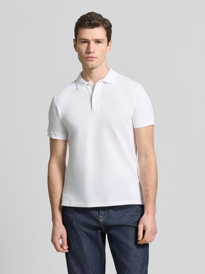 Männermodel trägt Slim Fit Poloshirt mit Logo-Stitching von Geox aus Reine Baumwolle, Strukturmuster, kurzärmelig, Polokragen, Ganzkörperansicht von vorne.