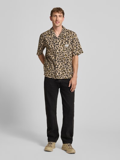 Męski model nosi Straight Leg Jeans aus reiner Baumwolle Modell '555®' od Levi's®, czarny denim, klasyczny fason, Ganzkörperansicht von vorne.