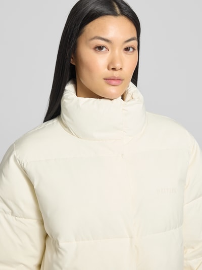 Mustang Steppjacke mit Stehkragen und Reißverschluss Modell 'Gillan' Offwhite 3