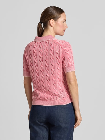 Frauenmodel trägt Slim Fit Poloshirt aus reiner Baumwolle von Jake*s Casual in Rosa mit Zopfmuster, Ganzkörperansicht Rückansicht.