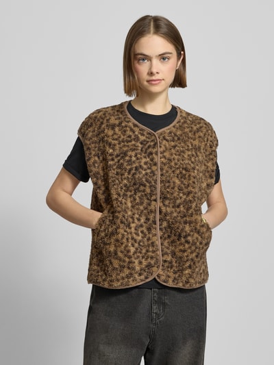Vrouwenmodel draagt Relaxed Fit Weste in Leopard-Optik Modell 'KATTY' van Pieces, melange teddy-fleece met label patch en steekzakken, geheel vooraanzicht.