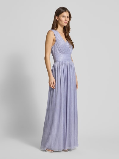 Kobiece modelka nosi Regular Fit sukienka wieczorowa w plisowanie optyka model 'Kate' od GUIDO MARIA KRETSCHMER WOMAN, dekolt w serek, krój bez rękawów, kopertowy styl, długość tyłu w rozmiarze 36: 25 cm, szerokość w rozmiarze 36: 30 cm, pełny widok z przodu.