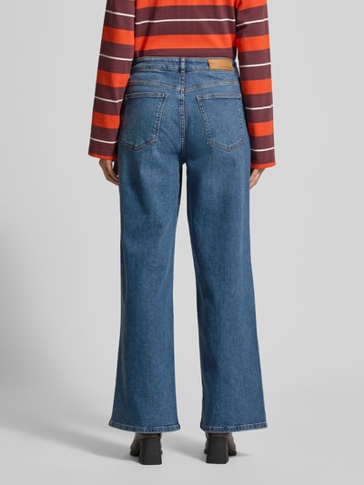 Frauenmodel trägt Jeans mit 5-Pocket-Design von comma, blaue Baumwoll-Elasthan-Mix, gerader Schnitt, Ganzkörperansicht Rückansicht.