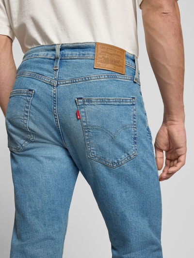 Männermodel trägt Slim Tapered Jeans im Used-Look Modell '512' von Levi's®, Baumwoll-Elasthan-Mix, Eingrifftaschen, Detailaufnahme Rückansicht.