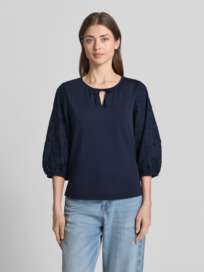 Frauenmodel trägt Regular Fit Blusentop aus Baumwoll-Mix von Tom Tailor, unifarben, V-Ausschnitt, kurzarm, Ganzkörperansicht von vorne.