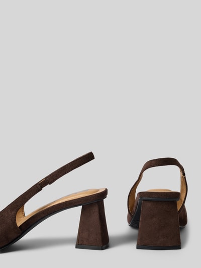 Productfoto, Pumps met blokhak van BIANCO, bruin suède, spitse neus, elastische riem, hakhoogte 7 cm, model 'Pumps mit Blockabsatz'.