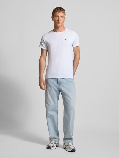Męski model nosi T-Shirt in Melange-Optik od Tommy Jeans, bawełna, prosty krój, okrągły dekolt, logo, długość tyłu M: 68 cm, pełen widok z przodu