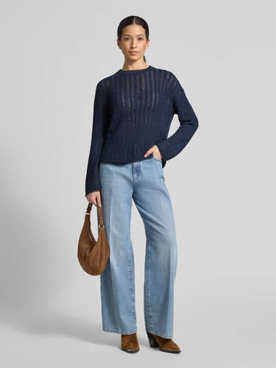 Frauenmodel trägt Comfort Fit Strickpullover im semitransparenter Optik von Tom Tailor Denim, dunkelblau, Strukturmuster, Ganzkörperansicht von vorne.