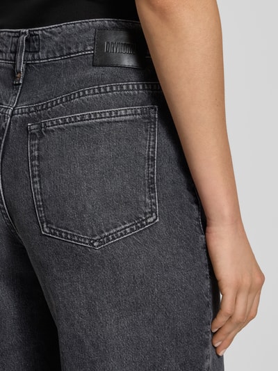 Kobiece modelka nosi Wide Leg Jeans Modell 'FLUNG' od Drykorn, mieszanka bawełny i lyocellu, wpuszczane kieszenie, detal z tyłu, zbliżenie na tył.