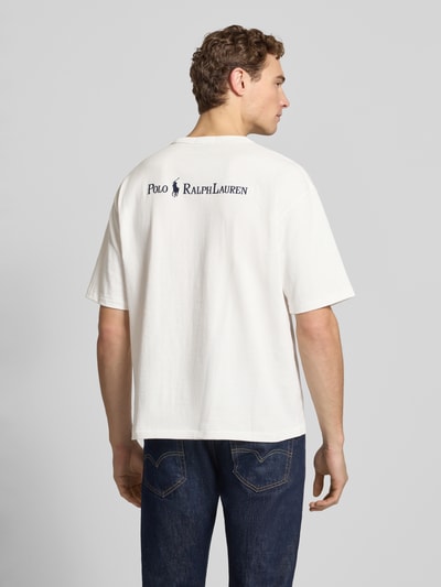 Männermodel trägt Relaxed Fit T-Shirt aus reiner Baumwolle von Polo Ralph Lauren in Weiß mit Logo-Detail, unifarben, Rückansicht.