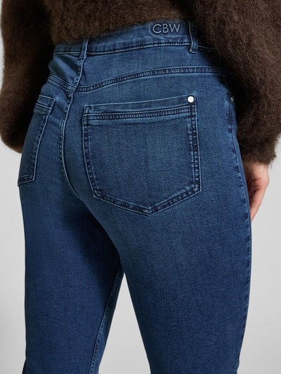 Vrouwenmodel draagt Flared Jeans mit Knopfverschluss van Christian Berg Woman, donkerblauwe stretch-denim, 5-pocket, detailopname achterkant.