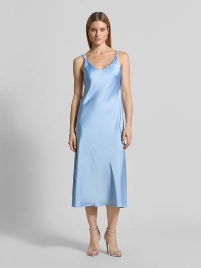Frauenmodel trägt Relaxed Fit Kleid mit V-Ausschnitt von V by Vera Mont aus Satin in Hellblau, Ärmelloses-Design, Ganzkörperansicht von vorne. Rückenlänge bei Größe 36: 129 cm, Brustweite bei Größe 36: 36 cm.