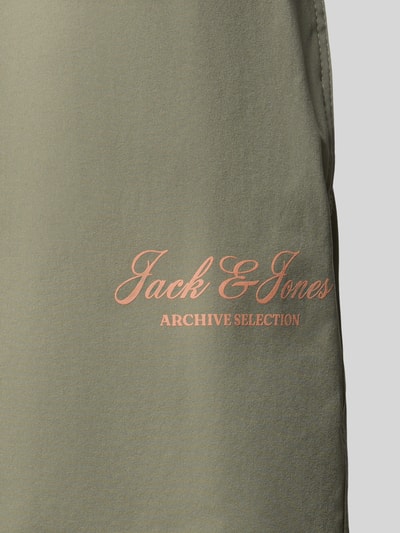 Produktfoto, olivgrüne Badeshorts mit Gesäßtasche Modell 'MAUI' von JACK & JONES, Logo-Print, Label-Detail, glatte Textur, Damen, Loose-Fit