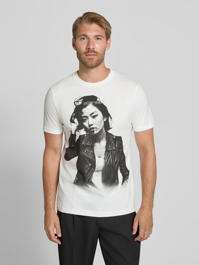 Männermodel trägt Regular Fit T-Shirt aus reiner Escorial-Wolle von Antony Morato in Weiß mit Label-Print, Ganzkörperansicht von vorne. Rückenlänge bei Größe M: 70 cm.