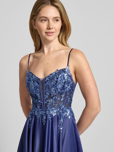 Frauenmodel trägt Abendkleid mit Paillettenbesatz von Mascara in Blau mit floraler Spitze, Satin, taillierter Passform, Nahaufnahme Oberkörper