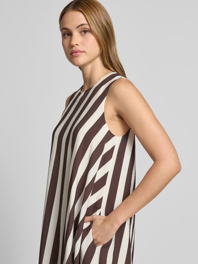 Kobiece modelka nosi Maxikleid aus Viskose-Mix mit Rundhalsausschnitt od Windsor, brązowe i kremowe pasy, luźny fason, szerokie ramiączka, kluczowy dekolt z tyłu, długość tyłu w rozmiarze 36: 135 cm, szerokość w rozmiarze 36: 47 cm, widok z boku, zbliżenie na górną część ciała.