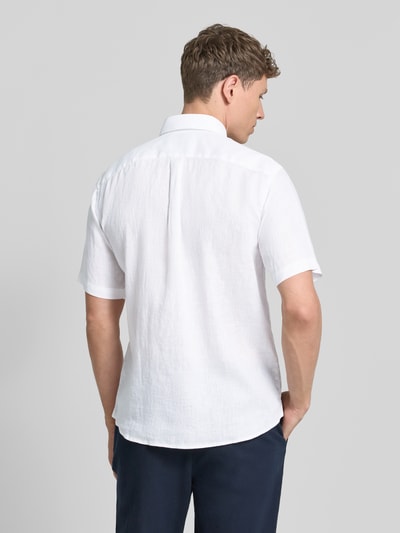 Männermodel trägt Regular Fit Leinenhemd mit Button-Down-Kragen von Fynch-Hatton in Weiß, strukturierte Oberfläche, Rückenlänge 75 cm, Schulterbreite 44 cm, Ärmellänge 27 cm, Ganzkörperansicht Rückansicht.