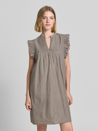 Frauenmodel trägt Knielanges Kleid mit Rüschenärmeln Modell 'Gemala' von mbyM aus Reiner Baumwolle, Loose-Fit, Serafino-Kragen, Ganzkörperansicht von vorne.