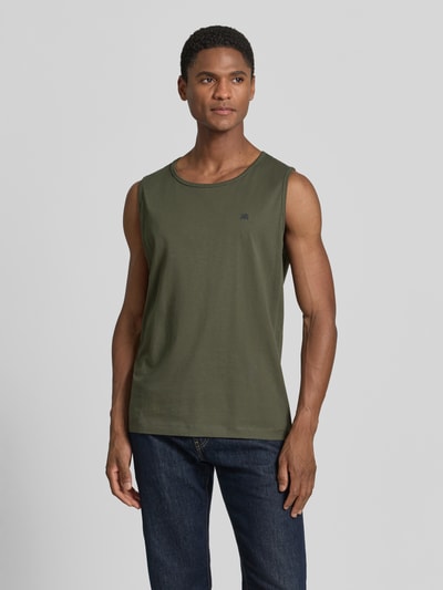 Męski model nosi Tanktop mit Rundhalsausschnitt und Logo-Print od Lerros, bawełna, krój regular fit, okrągły dekolt, długość tyłu 69 cm w rozmiarze M, kolor oliwkowy, jednolity, gładka tekstura, Ganzkörperansicht z przodu