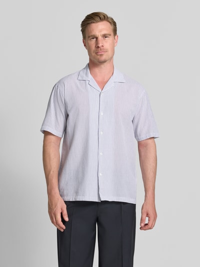 Männermodel trägt Regular Fit Freizeithemd mit Reverskragen von MCNEAL, Reine Baumwolle, vertikale feine Streifen, Ganzkörperansicht von vorne. Rückenlänge bei Größe M: 72 cm, Schulterbreite bei Größe M: 54 cm, Ärmellänge bei Größe M: 26 cm, Knopfleiste.