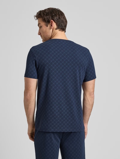 Männermodel trägt T-Shirt mit Logo-Muster und Rundhalsausschnitt von JOOP! Collection, Baumwoll-Elasthan-Mix, Regular-Fit, Rückenlänge 68 cm, Ganzkörperansicht Rückansicht.