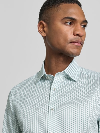 Männermodel trägt Slim Fit Business-Hemd aus Baumwolle mit Kentkragen von OLYMP Level Five, Muster, Knopfleiste, Nahaufnahme Oberkörper. Rückenlänge bei Größe 40: 79 cm, Schulterbreite: 44 cm, Ärmellänge: 67 cm, Baumwoll-Elasthan-Mix.
