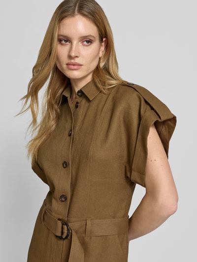 Frauenmodel trägt Jumpsuit aus Leinen-Baumwoll-Mix mit Gürtel von Style Icon Collection in Braun, Hemdblusenkragen, Knopfleiste, Nahaufnahme Oberkörper. Rückenlänge bei Größe 36: 47 cm, Brustweite: 45 cm, Ärmellänge: 14 cm, Gesamtlänge: 88 cm, Innenbeinlänge: 10 cm.