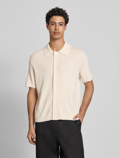 Männermodel trägt Regular Fit vrijetijdsoverhemd uit puur katoen van Marc O'Polo Denim in effen kleuren met labelpatch, polokraag, V-hals, eenrijige knoopsluiting, korte mouw, geribde mouw- en rompzoom, knitweartextuur; voorkant, halve lichaamsopname.