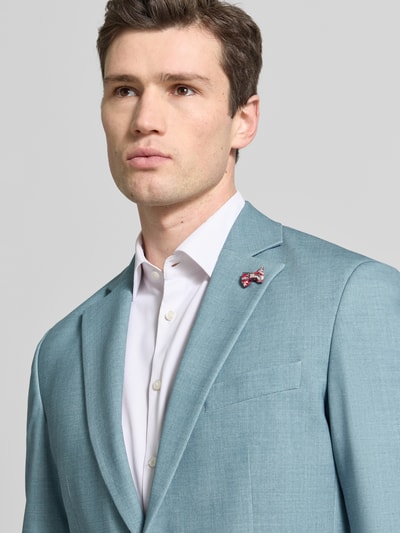 Männermodel trägt Slim Fit Anzug mit 2-Knopf-Sakko von Wilvorst in Hellblau, Material-Mix, Reverskragen, Nahaufnahme Oberkörper.