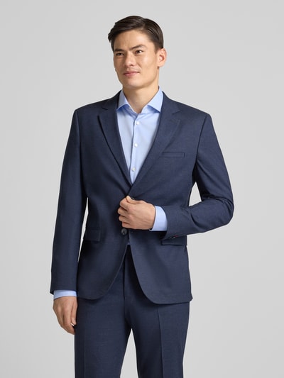 Männermodel trägt Regular Fit Anzugsakko mit Woll-Anteil Modell 'ARTI' von HUGO in Melange-Optik, feine Webstruktur, Ganzkörperansicht von vorne.