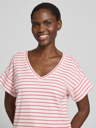 Kobiece modelka nosi Relaxed Fit T-Shirt aus reiner Baumwolle od s.Oliver RED LABEL, białe z różowymi paskami, zbliżenie górnej części ciała
