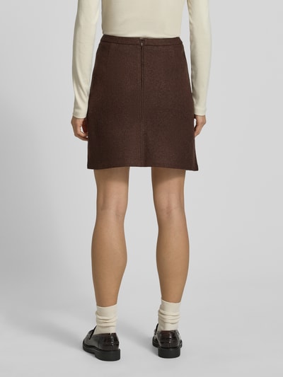 Kobiece model nosi Regular Fit Spódnica mini z mieszanki wiskozy od Marc O'Polo, jednokolorowy brąz, prosty dół, długość mini, widok całej sylwetki z tyłu.