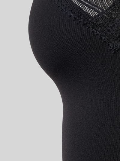 Männermodel trägt czarny top ze stretchem, obszycie koronką, krój slim fit, cienkie ramiączka, Slim Fit Top mit Spitzenbesatz Model 'Go Blush' von Sloggi, detaliczne ujęcie, kontekst: damski top marki Sloggi, obszycie koronką, krój slim fit, model 'Go Blush', cienkie ramiączka