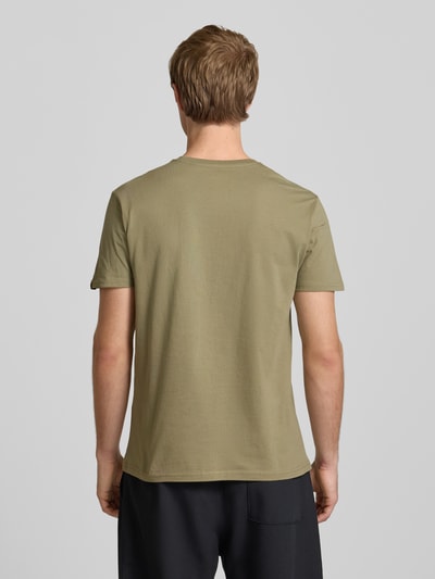 Männermodel trägt T-Shirt mit Logo und Rundhalsausschnitt von Alpha Industries, olivgrün, reine Baumwolle, Regular Fit, Ganzkörperansicht Rückansicht.