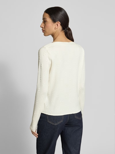 Frauenmodel trägt Regular Fit Pullover aus Viskose-Mix Modell 'Grace' von ZABAIONE in Strick-Optik mit Strukturmuster, Rückenlänge 52 cm, Ärmellänge 60 cm, Farbe creme, Ganzkörperansicht Rückansicht.