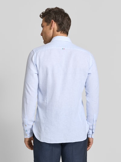 Männermodel trägt Regular Fit Business-Hemd aus Leinen-Baumwoll-Mix Modell 'ROMA' von FIL NOIR, hellblau gestreift, Ganzkörperansicht Rückansicht. Herrenhemd mit Haifischkragen und Knopfleiste, Rückenlänge 74 cm, Schulterbreite 41 cm, Ärmellänge 65 cm.
