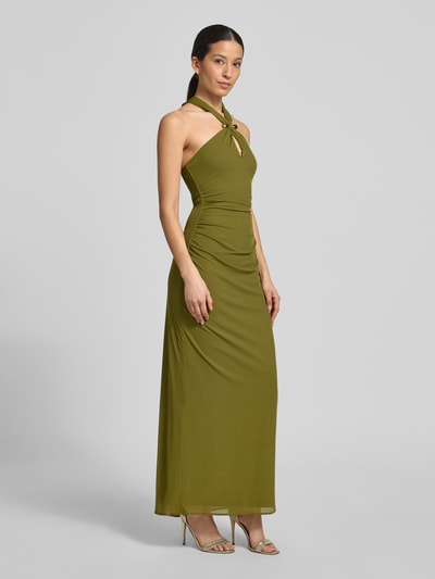 Frauenmodel trägt figurbetontes, olivgrünes Neckholder-Maxikleid Modell 'Jayni Halter Hardware' von Forever New mit Cut-Out und Drapierungen, Ganzkörperansicht von vorne. Rückenlänge bei Größe 36: 20 cm, Brustweite bei Größe 36: 35 cm.