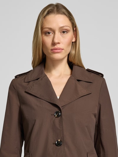 Frauenmodel trägt Regular Fit Jacke mit Reverskragen von Christian Berg Woman Selection aus Material-Mix mit Baumwoll-Anteil, Nahaufnahme Oberkörper.