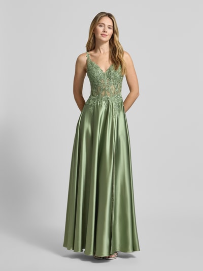 Frauenmodel trägt Regular Fit Abendkleid mit floralem Stitching von Luxuar aus grünem Satin mit Ziersteinbesatz, semitransparent, Ganzkörperansicht von vorne.