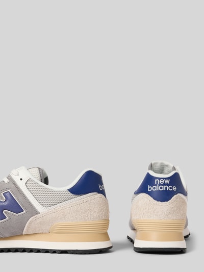 Produktfoto, Sneaker mit Logo-Detail von New Balance in Grau, Blau und Beige, Profilsohle, Schnürverschluss, abgerundete Passform, Absatzhöhe 3 cm, Schafthöhe 8 cm, Schaftweite 7 cm, Herren Sneaker.