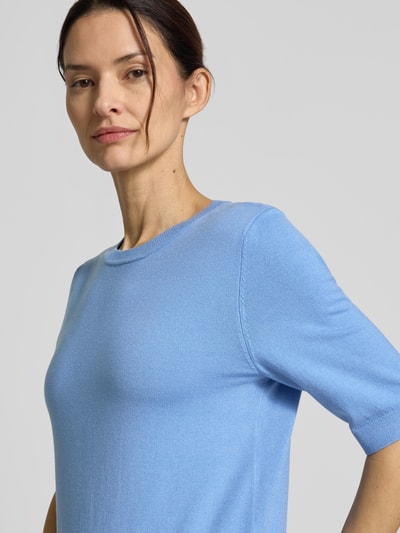 Modelka kobieca ma na sobie Strickshirt aus Viskose-Mix mit Rundhalsausschnitt od Betty Barclay, krój regular fit, 1/2-rękaw, długość pleców 58 cm, długość rękawa 28 cm, jednolity jasnoniebieski kolor, drobna dzianina, gładka tekstura. Zbliżenie górnej części ciała.