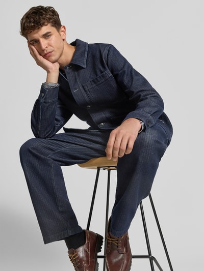 Mężczyznamodel nosi Regular Fit Jacke aus reiner Baumwolle od Closed, denimowy wygląd, nałożone kieszenie, listwa guzikowa, Ganzkörperansicht von vorne.