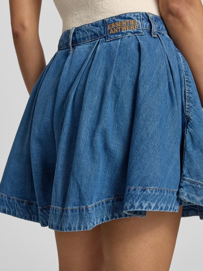 Frauenmodel trägt Regular Fit Jeansshorts aus Lyocell-Baumwoll-Mix Modell 'JOSS' von Essentiel Antwerp, Denim-Optik mit Label Patch, Nahaufnahme Rückansicht.